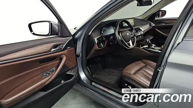 BMW 5-Series 2018 thumb 10
