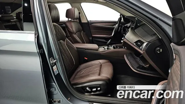 BMW 5-Series 2018 thumb 11