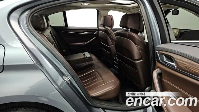 BMW 5-Series 2018 thumb 12
