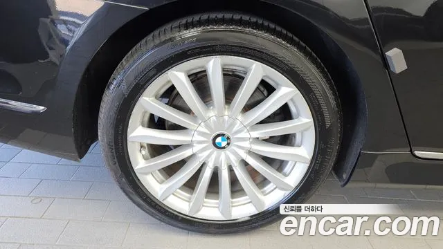 BMW 7-Series 2016 thumb 5