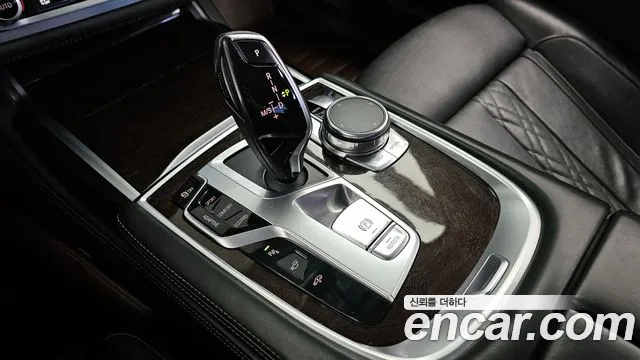 BMW 7-Series 2016 thumb 9