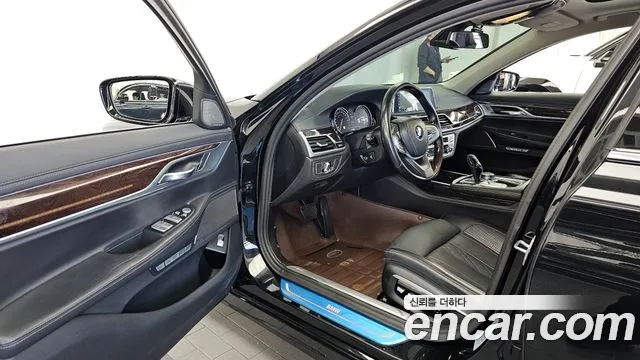 BMW 7-Series 2016 thumb 10