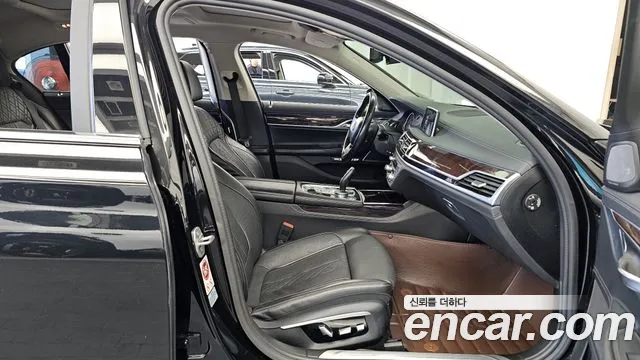 BMW 7-Series 2016 thumb 11