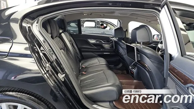 BMW 7-Series 2016 thumb 12
