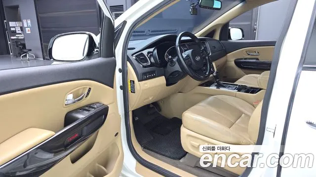 Kia Carnival 2015 thumb 10