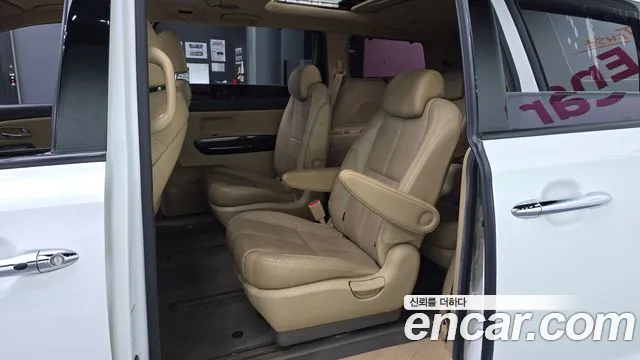 Kia Carnival 2015 thumb 11
