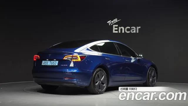 Tesla Model 3 2020 thumb 2