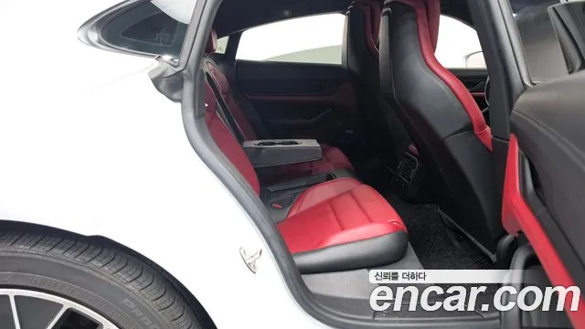 Porsche Taycan 2022 thumb 11