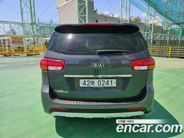 Kia Carnival 2016 thumb 4