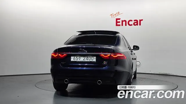 Jaguar XF 2017 thumb 4