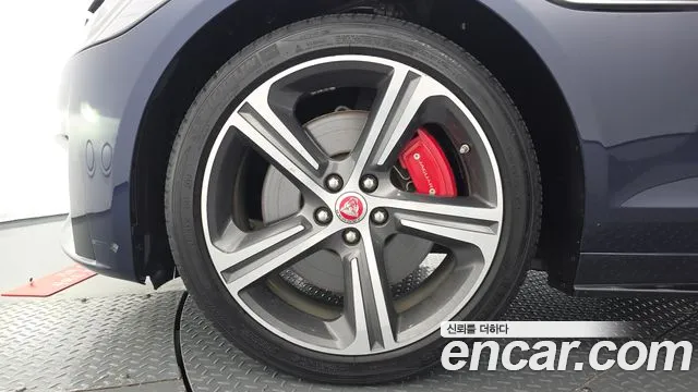 Jaguar XF 2017 thumb 5