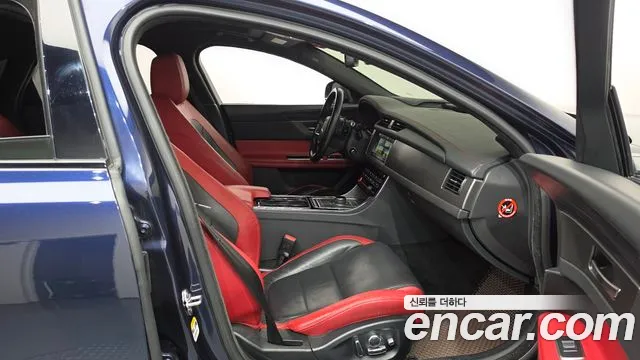 Jaguar XF 2017 thumb 11