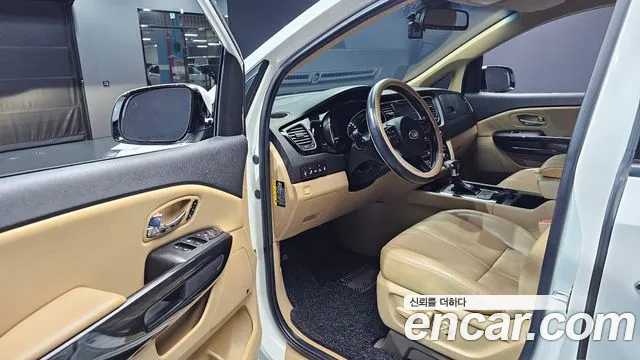 Kia Carnival 2016 thumb 10