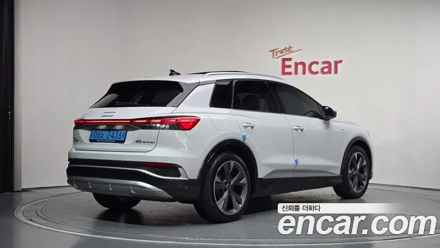 Audi Q4 e-tron 2022 thumb 2