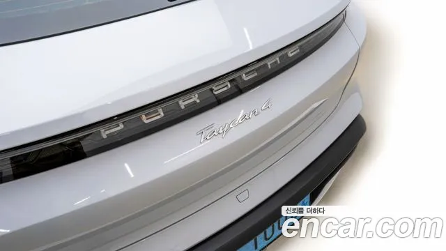 Porsche Taycan 2022 thumb 9