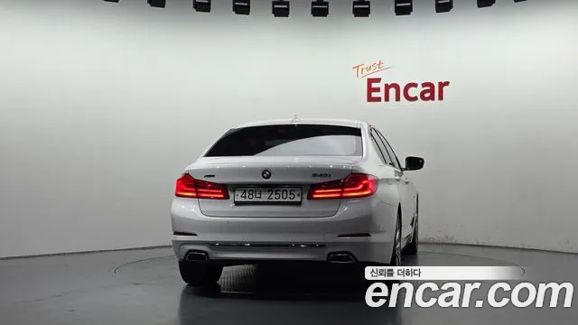 BMW 5-Series 2018 thumb 4