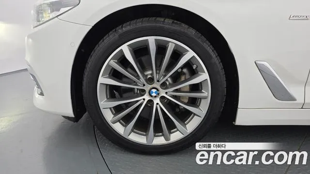 BMW 5-Series 2018 thumb 5