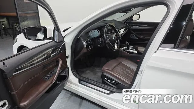 BMW 5-Series 2018 thumb 10
