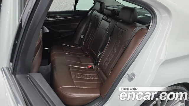 BMW 5-Series 2018 thumb 11