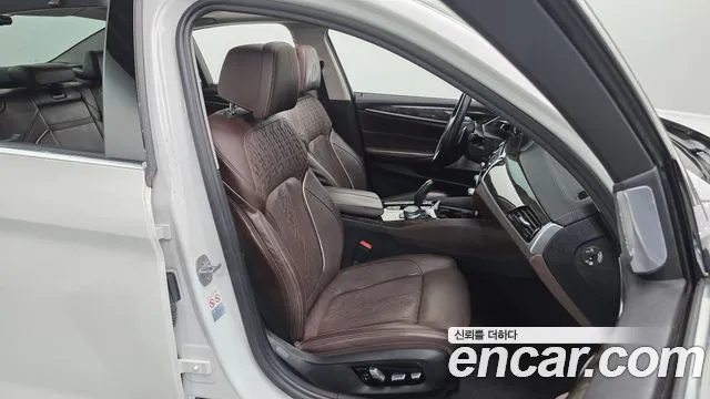 BMW 5-Series 2018 thumb 12