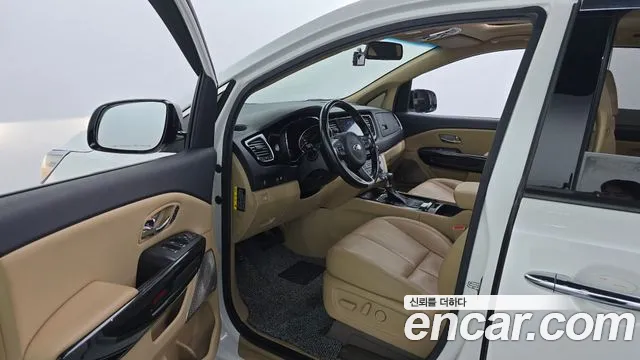Kia Carnival 2017 thumb 10