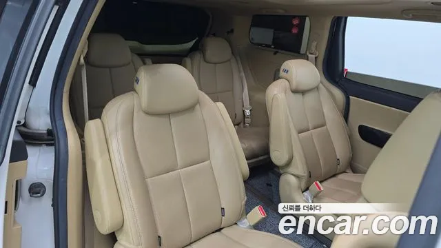 Kia Carnival 2017 thumb 11