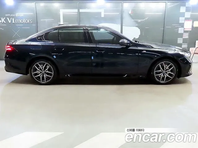 BMW 5-Series 2025 thumb 3