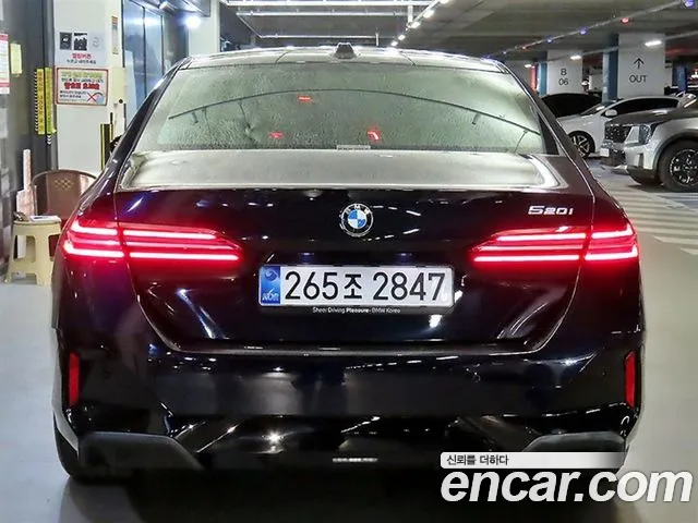 BMW 5-Series 2025 thumb 5