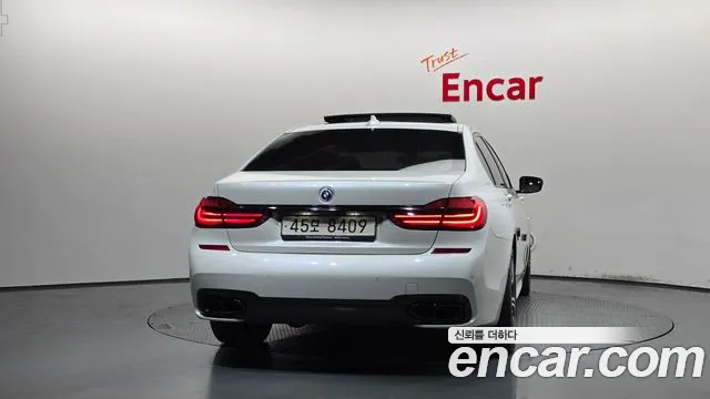 BMW 7-Series 2018 thumb 4