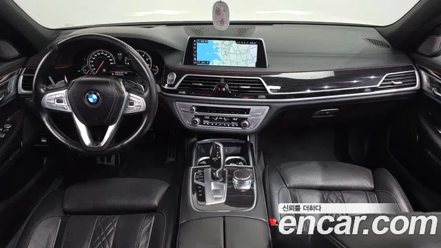 BMW 7-Series 2018 thumb 7