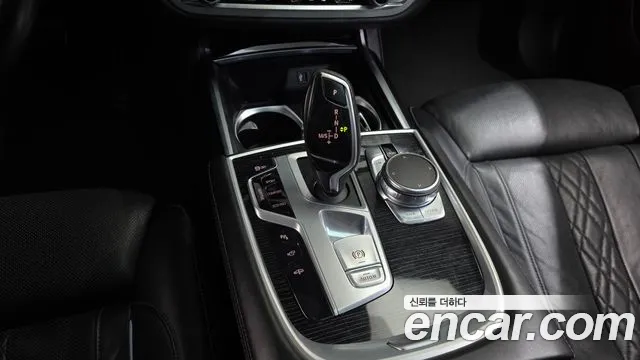 BMW 7-Series 2018 thumb 9