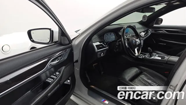 BMW 7-Series 2018 thumb 10