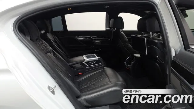 BMW 7-Series 2018 thumb 11