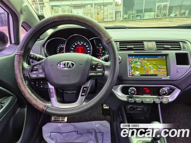 Kia Pride 2014 thumb 10