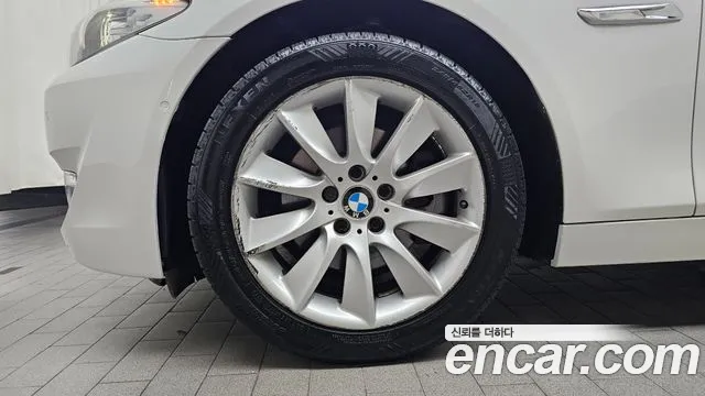 BMW 5-Series 2013 thumb 4