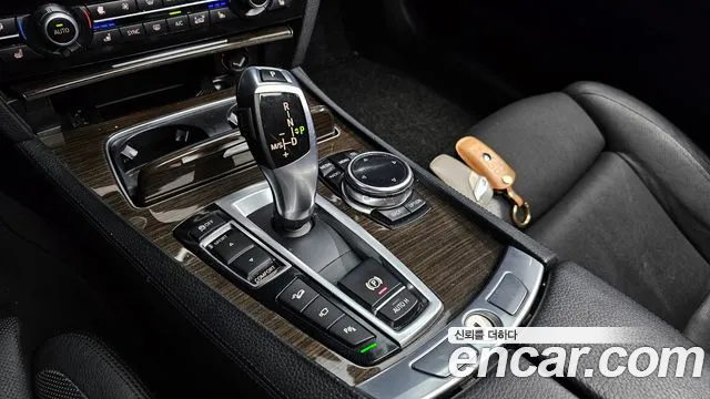 BMW 7-Series 2014 thumb 9