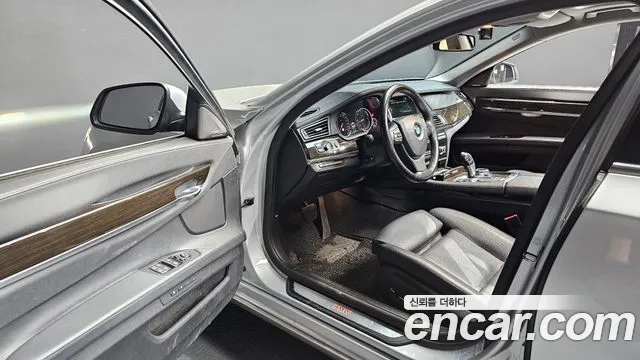 BMW 7-Series 2014 thumb 10