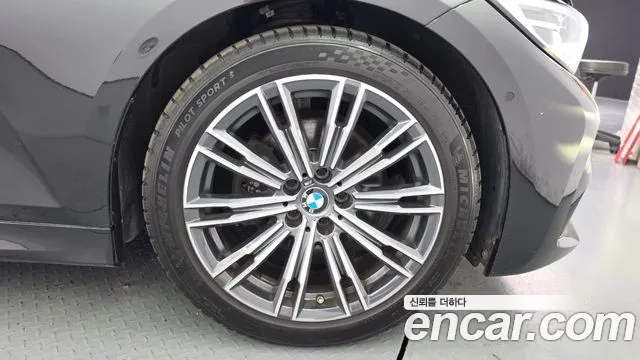 BMW 3-Series 2021 thumb 4