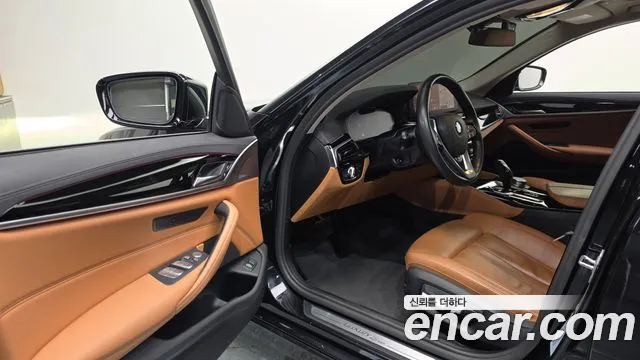 BMW 5-Series 2022 thumb 9
