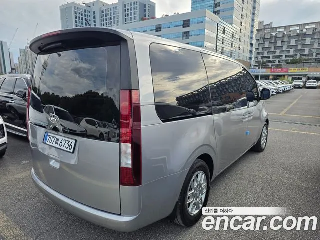 Hyundai Staria 2023 thumb 4