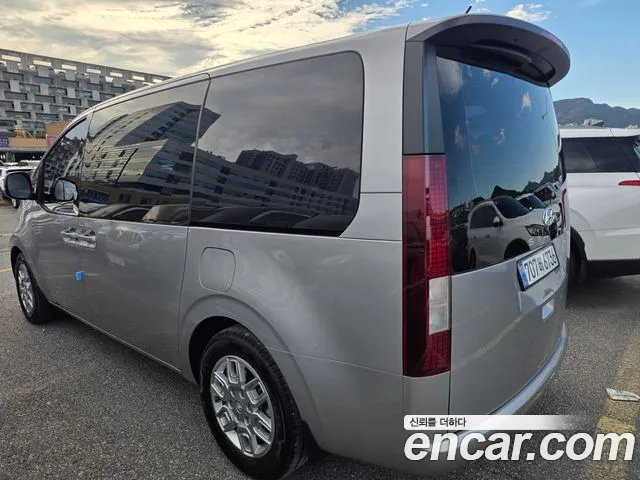 Hyundai Staria 2023 thumb 5