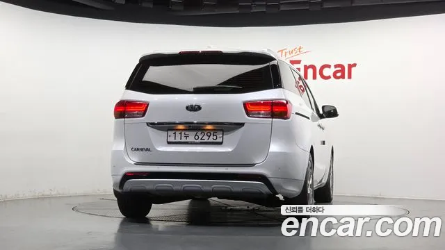 Kia Carnival 2015 thumb 3