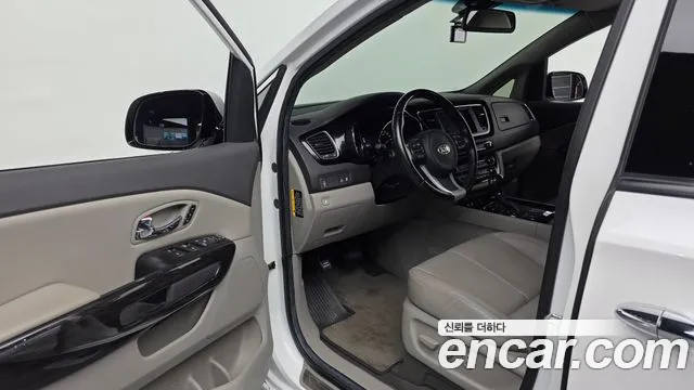 Kia Carnival 2015 thumb 9