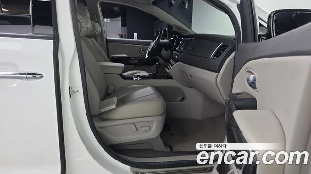 Kia Carnival 2015 thumb 10