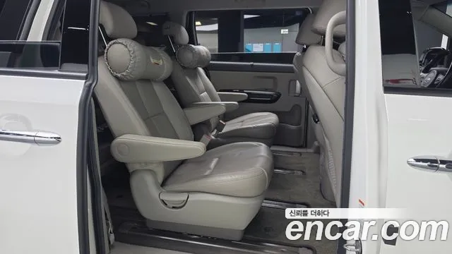 Kia Carnival 2015 thumb 11