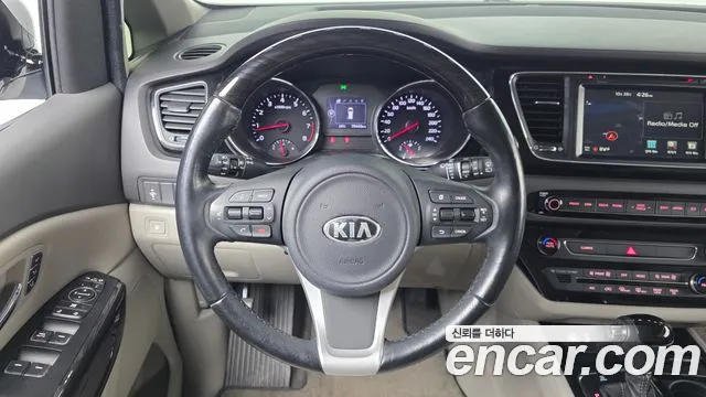 Kia Carnival 2015 thumb 12