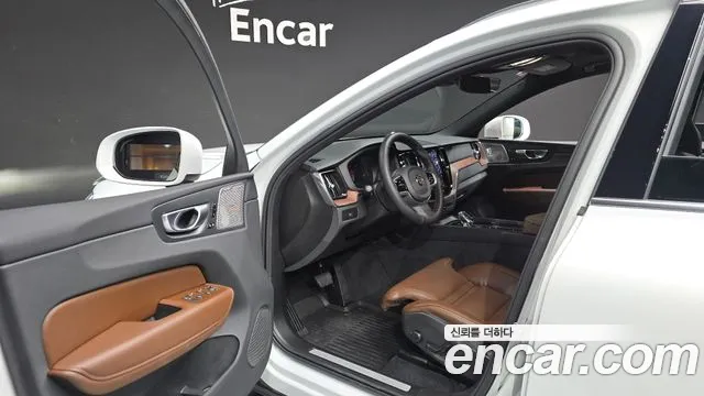 Volvo XC60 2025 thumb 10