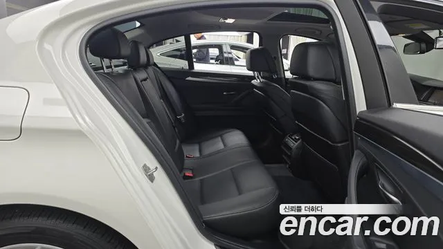 BMW 5-Series 2016 thumb 12