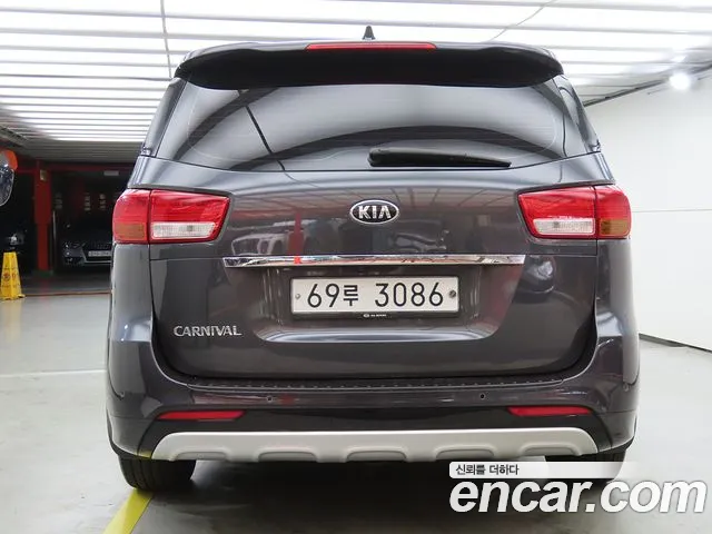 Kia Carnival 2017 thumb 5