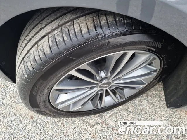 Genesis G90 2016 thumb 12
